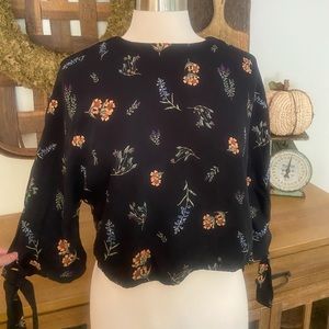 Floral blouse with adorable sleeves that tie🌱 only worn once!!